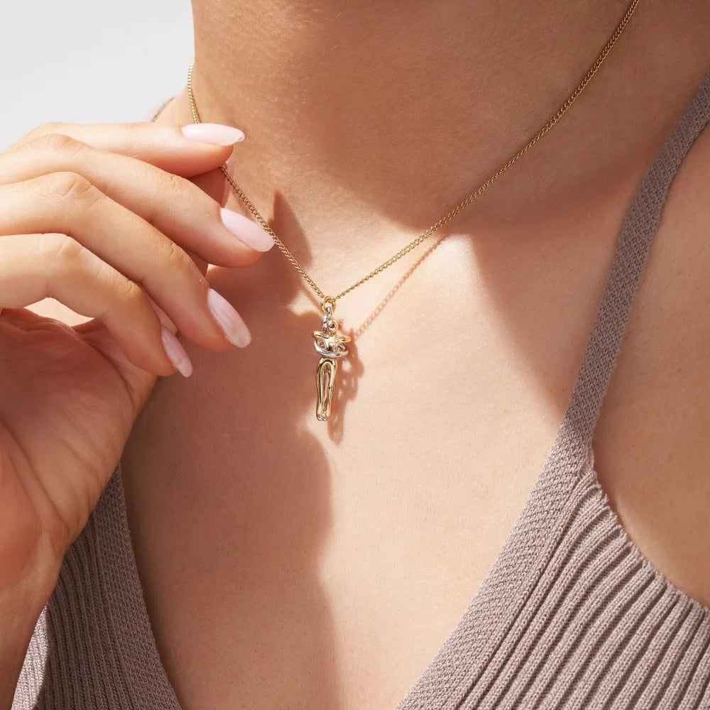 Joias Românticas: Colar com Pingente de Abraço e Brincos Abraço Banhados a Ouro 14K